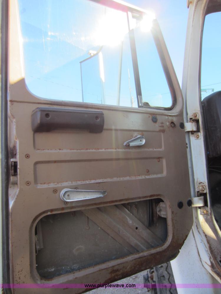 image for item C5336 1986 International S1900 fertilizer tender