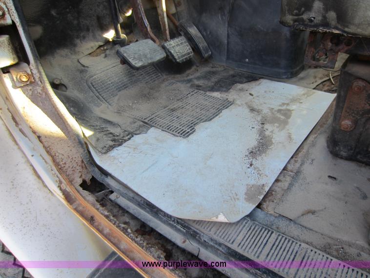 image for item C5336 1986 International S1900 fertilizer tender