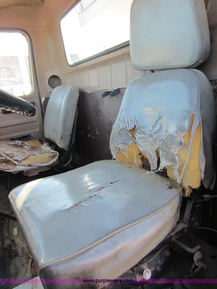 image for item C5336 1986 International S1900 fertilizer tender