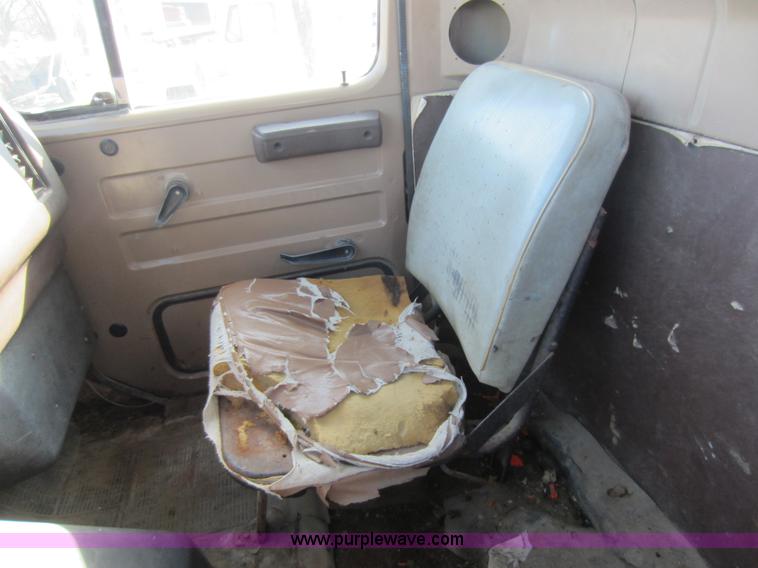 image for item C5336 1986 International S1900 fertilizer tender