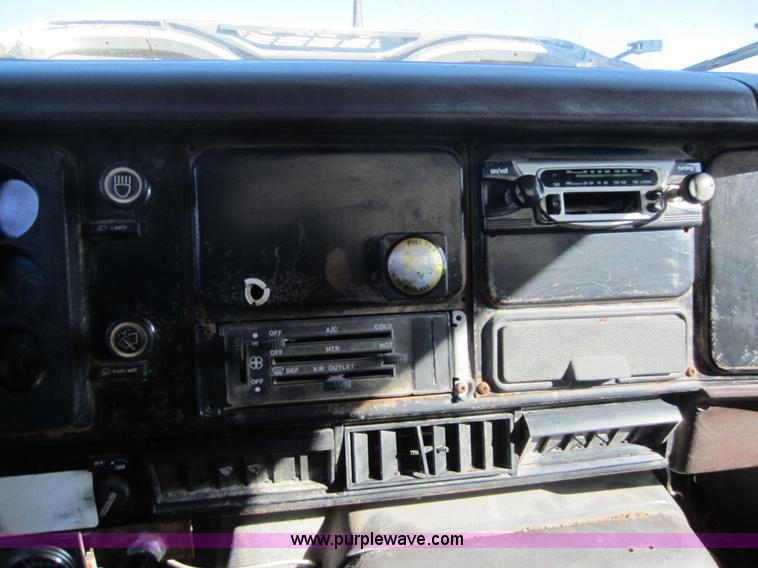 image for item C5336 1986 International S1900 fertilizer tender