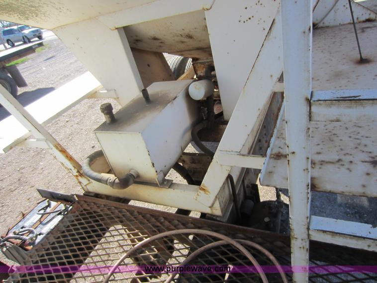 image for item C5336 1986 International S1900 fertilizer tender