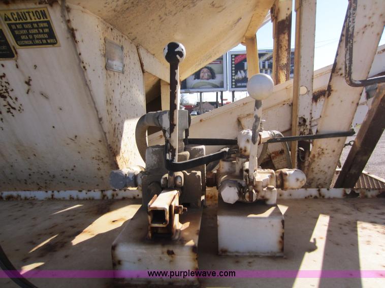 image for item C5336 1986 International S1900 fertilizer tender