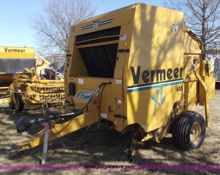 image for item D3516 Vermeer XL605 round baler