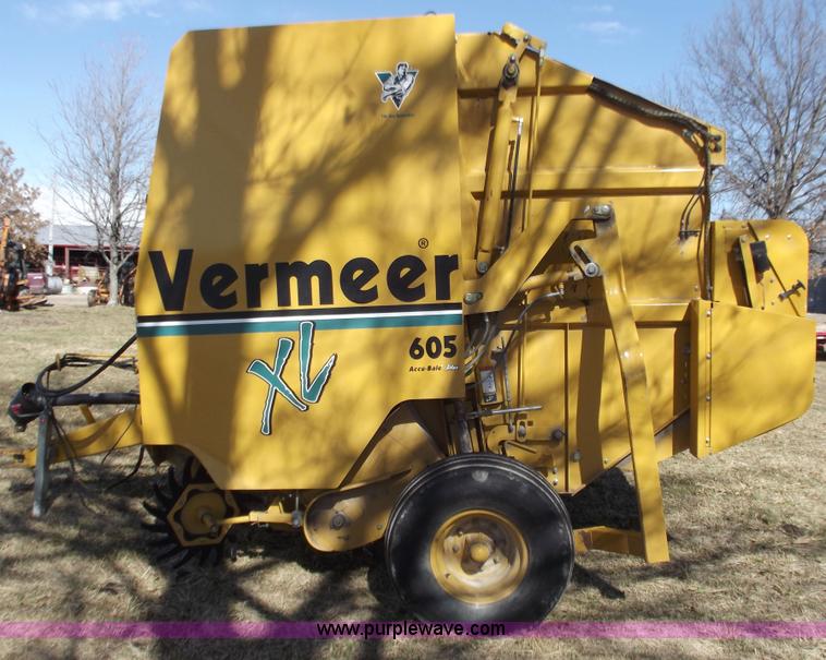 image for item D3516 Vermeer XL605 round baler