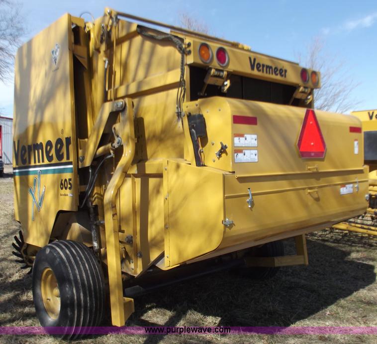 image for item D3516 Vermeer XL605 round baler