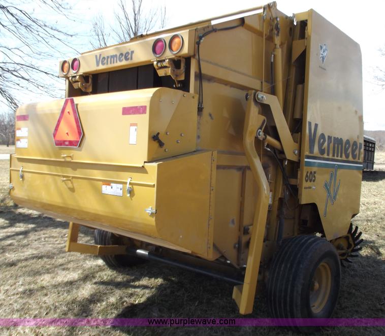 image for item D3516 Vermeer XL605 round baler