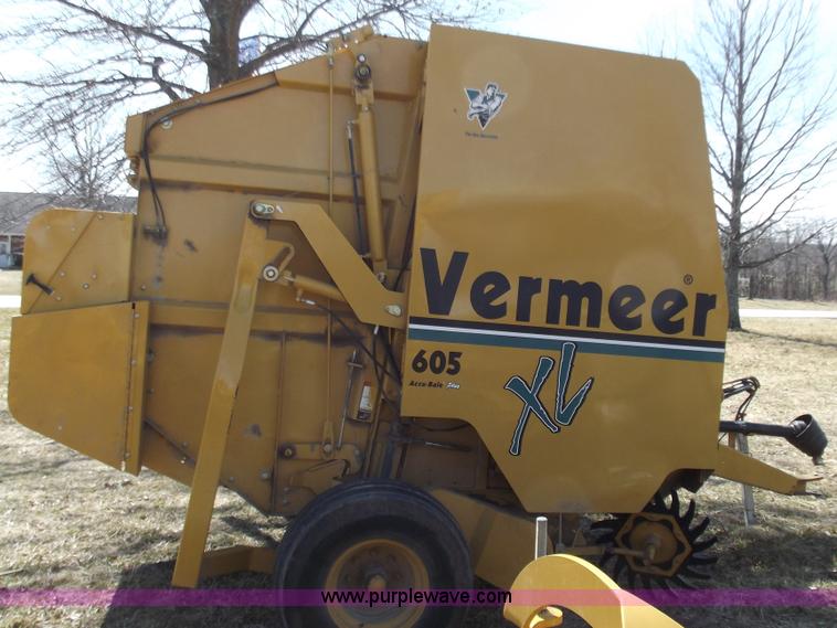 image for item D3516 Vermeer XL605 round baler