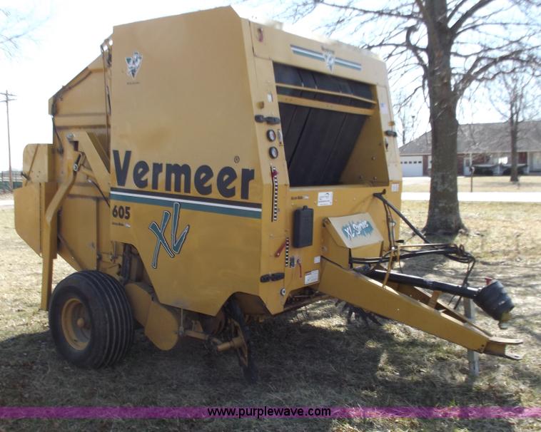image for item D3516 Vermeer XL605 round baler