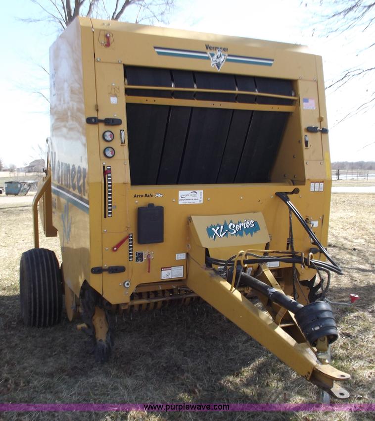 image for item D3516 Vermeer XL605 round baler