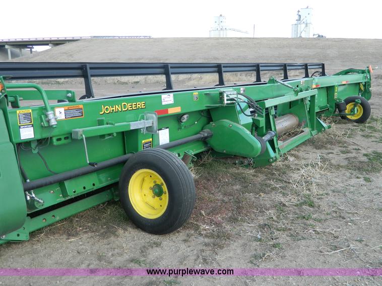 image for item D8867 John Deere 936 draper header