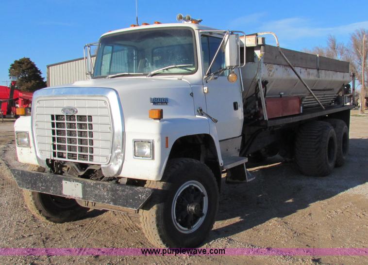 image for item I9653 1994 Ford LNT8000 spreader truck