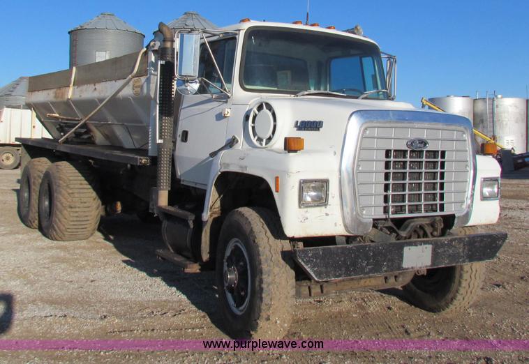 image for item I9653 1994 Ford LNT8000 spreader truck