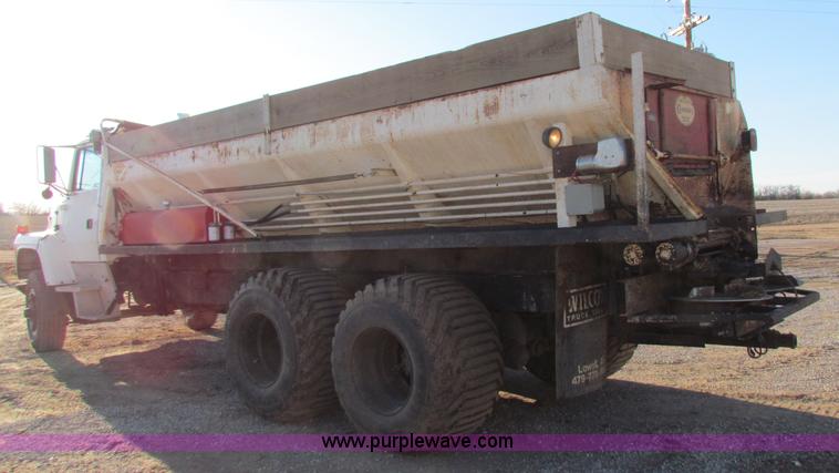 image for item I9653 1994 Ford LNT8000 spreader truck