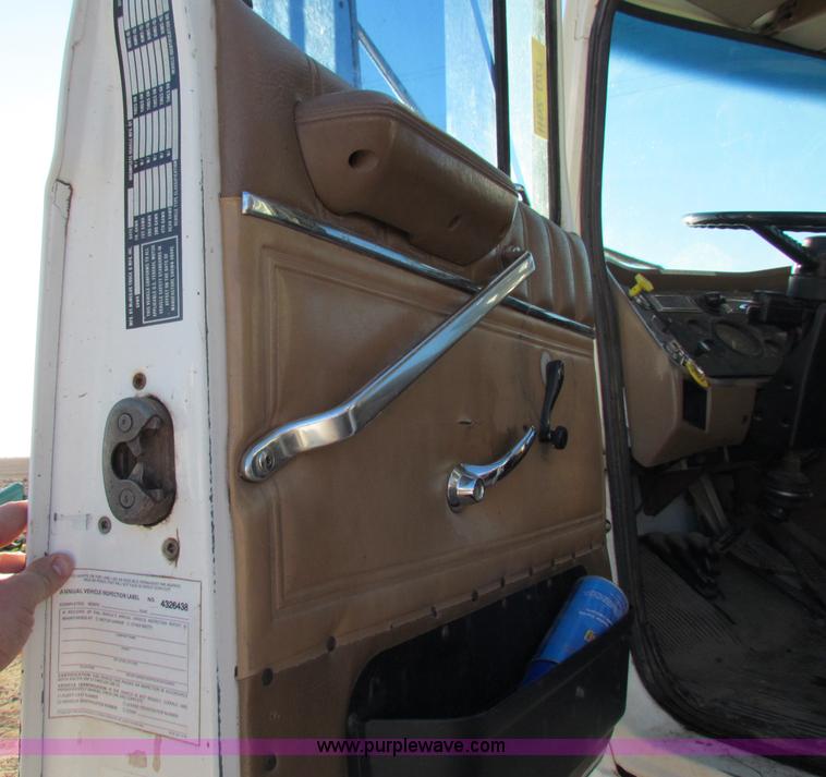 image for item I9653 1994 Ford LNT8000 spreader truck