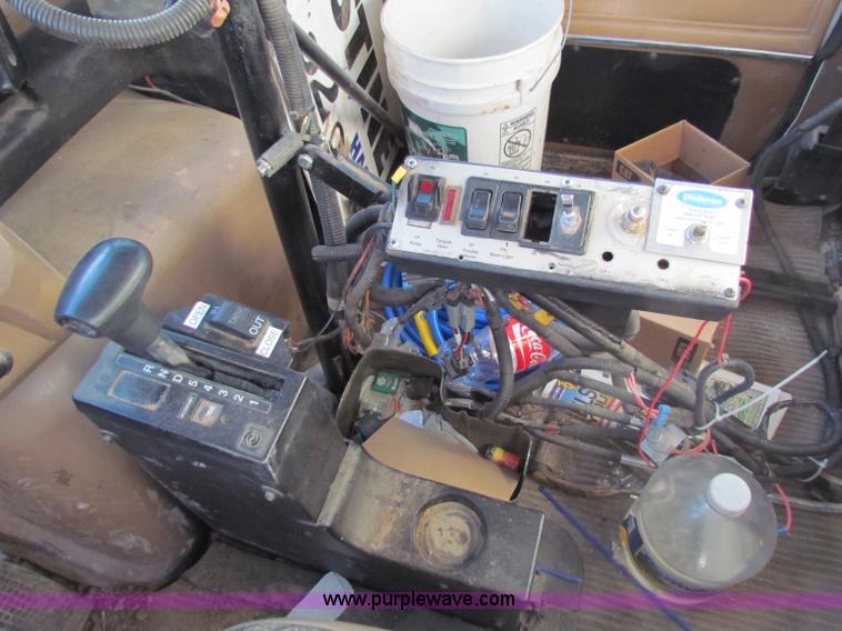 image for item I9653 1994 Ford LNT8000 spreader truck