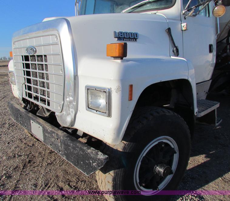 image for item I9653 1994 Ford LNT8000 spreader truck
