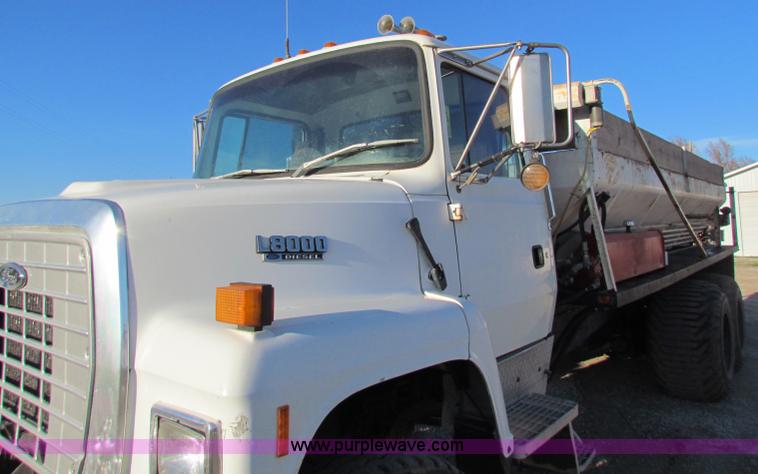 image for item I9653 1994 Ford LNT8000 spreader truck