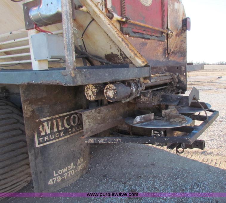 image for item I9653 1994 Ford LNT8000 spreader truck