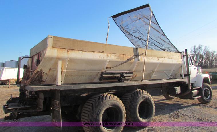 image for item I9653 1994 Ford LNT8000 spreader truck