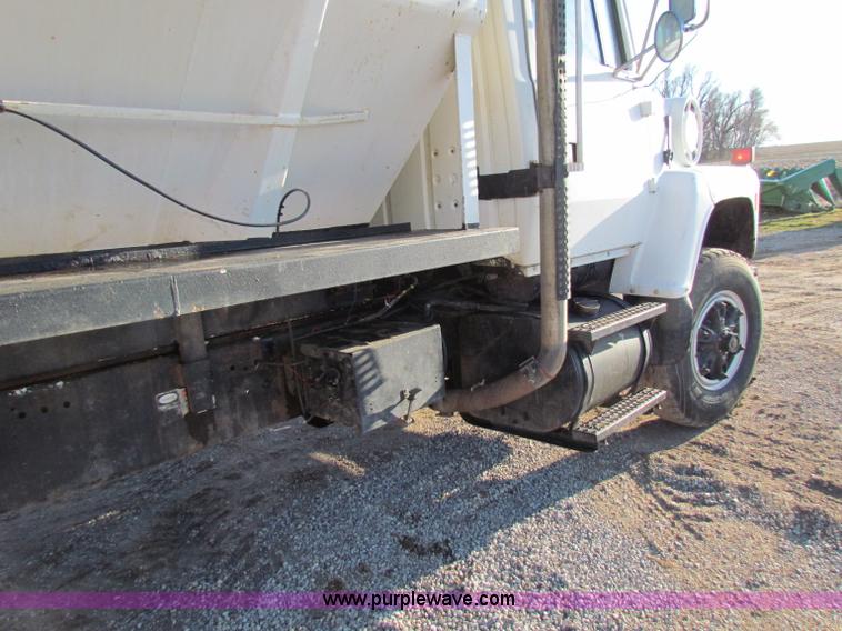 image for item I9653 1994 Ford LNT8000 spreader truck