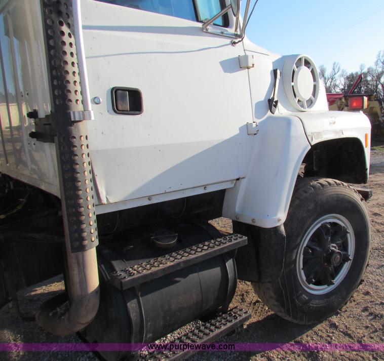 image for item I9653 1994 Ford LNT8000 spreader truck