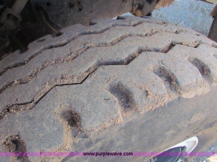 image for item I9653 1994 Ford LNT8000 spreader truck