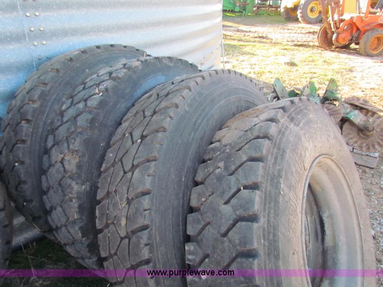 image for item I9653 1994 Ford LNT8000 spreader truck