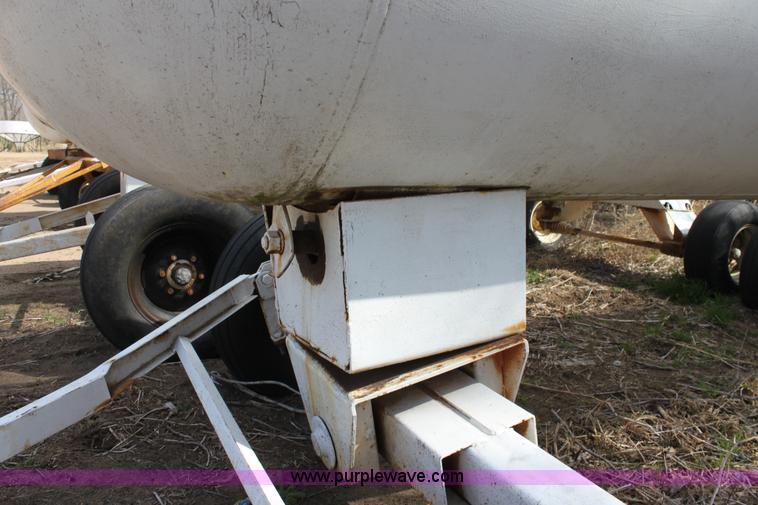 image for item L9613 1,000 gallon anhydrous ammonia tank