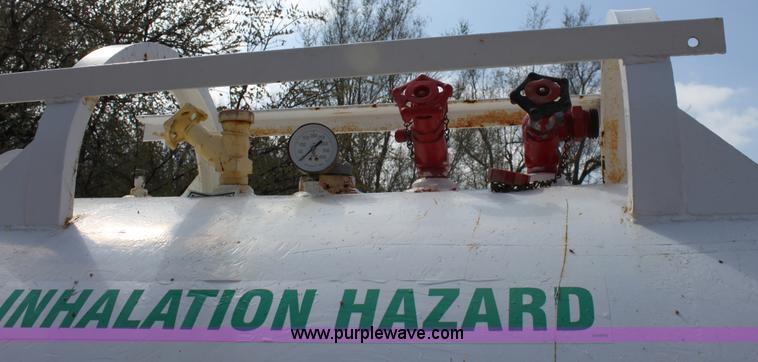 image for item L9618 1,000 gallon anhydrous ammonia tank