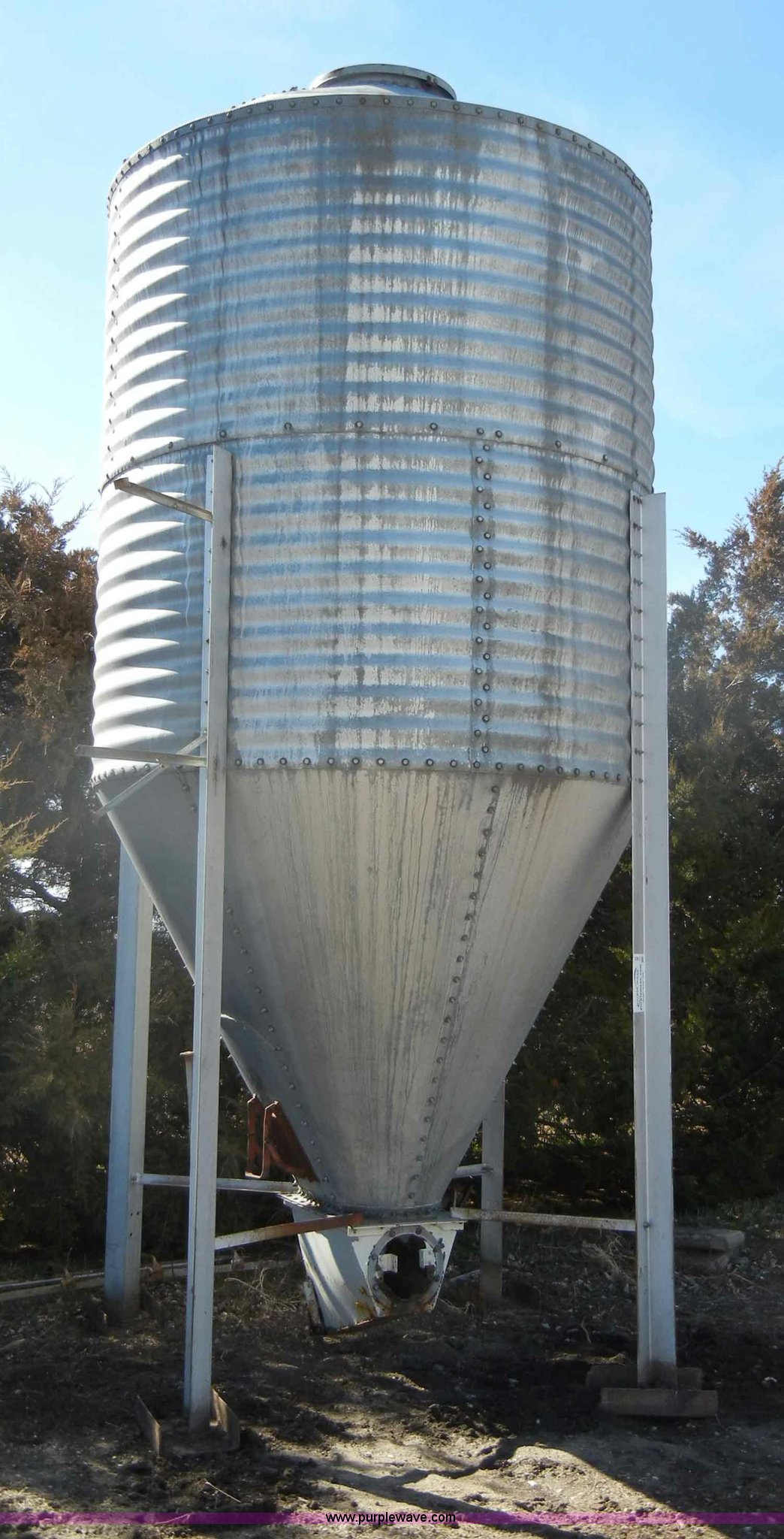 300 bushel grain bin in Abilene, KS Item C4023 sold Purple Wave