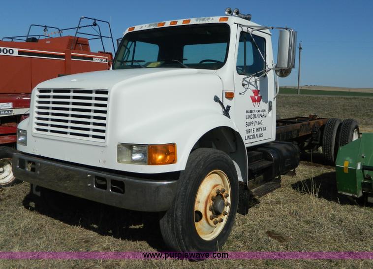 image for item B3539 1994 International 4900 semi truck