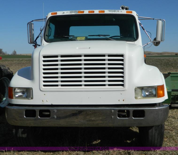 image for item B3539 1994 International 4900 semi truck