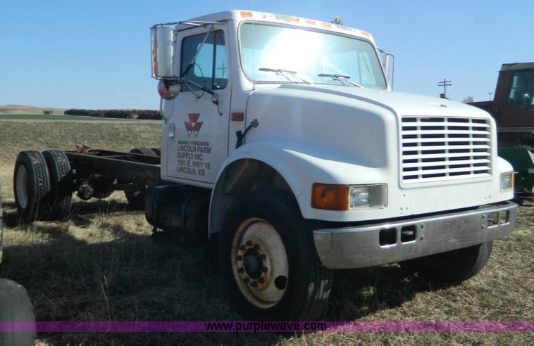 image for item B3539 1994 International 4900 semi truck