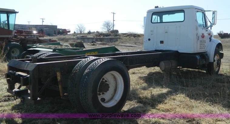 image for item B3539 1994 International 4900 semi truck