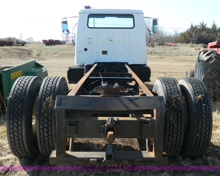 image for item B3539 1994 International 4900 semi truck