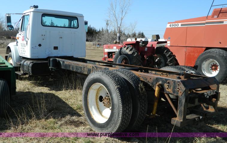 image for item B3539 1994 International 4900 semi truck