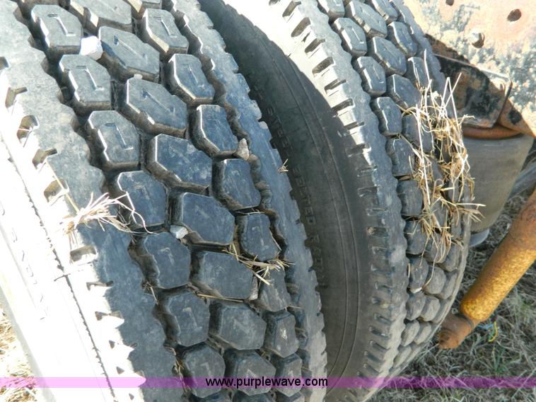 image for item B3539 1994 International 4900 semi truck