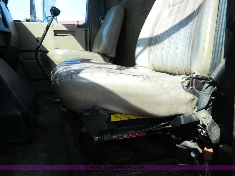 image for item B3539 1994 International 4900 semi truck