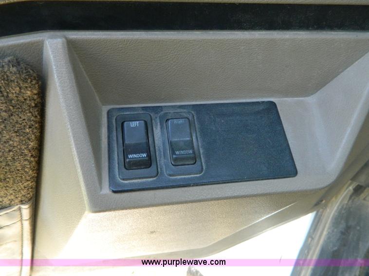 image for item B3539 1994 International 4900 semi truck