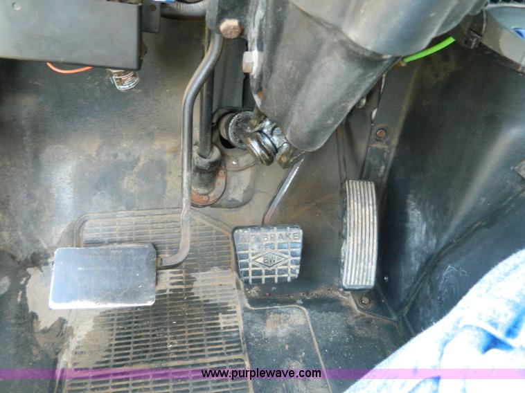 image for item B3539 1994 International 4900 semi truck