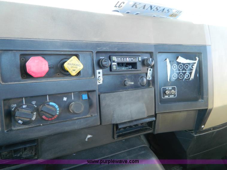 image for item B3539 1994 International 4900 semi truck