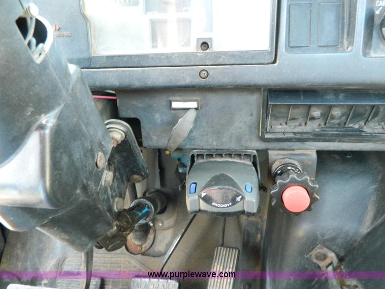 image for item B3539 1994 International 4900 semi truck