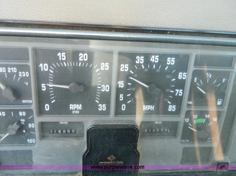 image for item B3539 1994 International 4900 semi truck