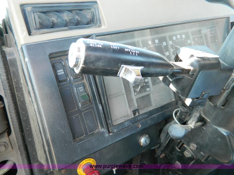 image for item B3539 1994 International 4900 semi truck