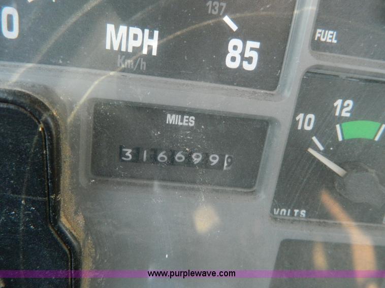 image for item B3539 1994 International 4900 semi truck