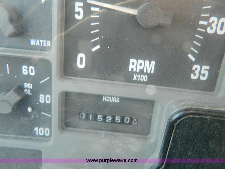 image for item B3539 1994 International 4900 semi truck