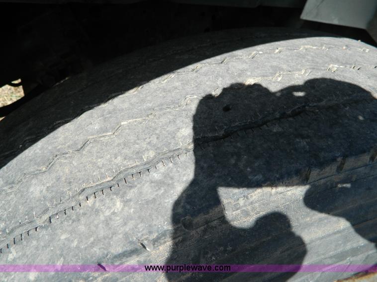 image for item B3539 1994 International 4900 semi truck