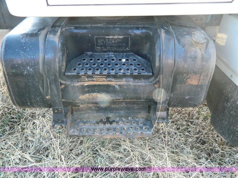 image for item B3539 1994 International 4900 semi truck