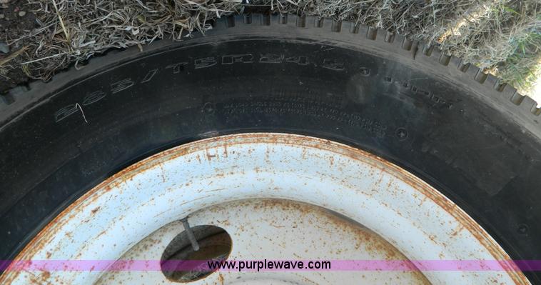 image for item B3539 1994 International 4900 semi truck